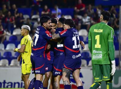 Los futbolistas de Cerro Porteño celebran un gol en el partido frente a Recoleta FC por la fecha 4 del torneo Clausura 2025 de la Primera División de Paraguay en el estadio Luis Salinas, en Itauguá, Paraguay.