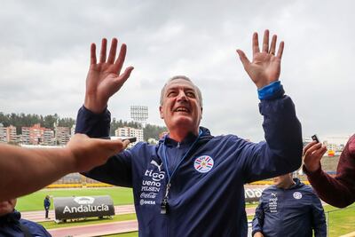 El argentino Gustavo Alfaro, entrenador de la selección de Paraguay, saludando a los medios ecuatorianos antes del entrenamiento en el estadio Atahualpa de Quito, en Ecuador.