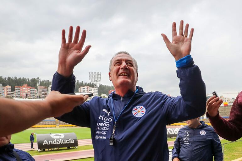 El argentino Gustavo Alfaro, entrenador de la selección de Paraguay, saludando a los medios ecuatorianos antes del entrenamiento en el estadio Atahualpa de Quito, en Ecuador.
