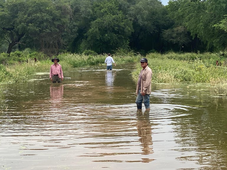 El agua del Pilcomayo se desborda porque el canal está colmatado e inundando zonas aledañas y dificultando el flujo hacia aguas abajo.