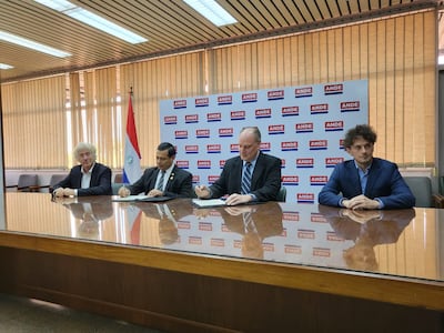 Firmando el acuerdo de ANDE con la empresa Atome, el Ing. Félix Sosa, por el ente; y James Spalding por Atome Paraguay. También aparecen el vicepresidente de la multinaciona, Juan Dalceggio, Peter Levine, presidente de ATOME Energy PLC (Archivo).