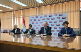 Firmando el acuerdo de ANDE con la empresa Atome, el Ing. Félix Sosa, por el ente; y James Spalding por Atome Paraguay. También aparecen el vicepresidente de la multinaciona, Juan Dalceggio, Peter Levine, presidente de ATOME Energy PLC. Fue en mayo de 2022.