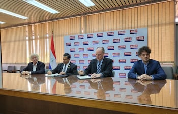 Firmando el acuerdo de ANDE con la empresa Atome, el Ing. Félix Sosa, por el ente; y James Spalding por Atome Paraguay. También aparecen el vicepresidente de la multinaciona, Juan Dalceggio, Peter Levine, presidente de ATOME Energy PLC. Fue en mayo de 2022.