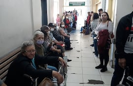 Larga fila de pacientes que esperan hacer quimioterapia, y otros que retiran medicamentos. Todos se quedan de la falta de medicamentos.