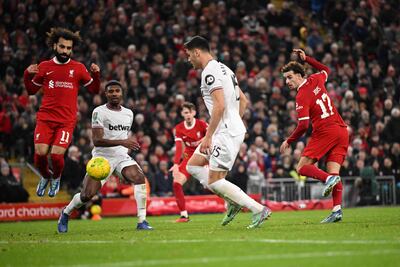 Curtis Jones (N° 17) marca el quinto gol para el Liverpool ante el West Ham.
