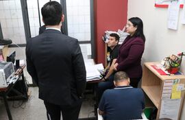 El padre de la novia del adolescente acusado de asesinar a Fernanda Benítez (sentado, de espaldas).