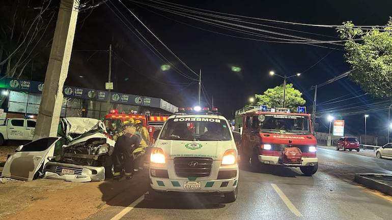 Violento choque contra una columna dejó un fallecido en Villa Elisa