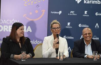 María Victoria Sosa, directora general de la OSN; la soprano Virginia Tola y el director de la Fundación Florencia, Francisco Cazal, en conferencia de prensa.