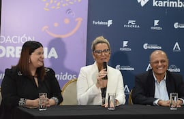 María Victoria Sosa, directora general de la OSN; la soprano Virginia Tola y el director de la Fundación Florencia, Francisco Cazal, en conferencia de prensa.