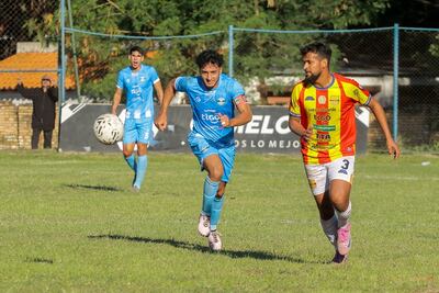 Arnaldo Saucedo disputa por el esférico ante el acecho del capitán "aviador", Jonathan Amarilla. (Foto: APF)