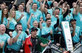 SUZUKA (Japan), 29/03/2026.- Mercedes driver Andrea Kimi Antonelli (C) of Italy celebrates with his teammates during a team shot after winning the Formula 1 Japanese Grand Prix at the Suzuka International Racing Course racetrack in Suzuka, Japan, 29 March 2026. (Fórmula Uno, Italia, Japón) EFE/EPA/FRANCK ROBICHON