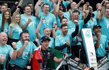 SUZUKA (Japan), 29/03/2026.- Mercedes driver Andrea Kimi Antonelli (C) of Italy celebrates with his teammates during a team shot after winning the Formula 1 Japanese Grand Prix at the Suzuka International Racing Course racetrack in Suzuka, Japan, 29 March 2026. (Fórmula Uno, Italia, Japón) EFE/EPA/FRANCK ROBICHON