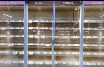 Refrigeradores de productos frescos vacíos en un supermercado Intermarché de Névez, en el oeste de Francia, el 12 de octubre de 2026, tras un ciberataque que afectó a las cadenas de supermercados francesas Intermarché y Coopérative U, provocando que sus refrigeradores se descongelaran.