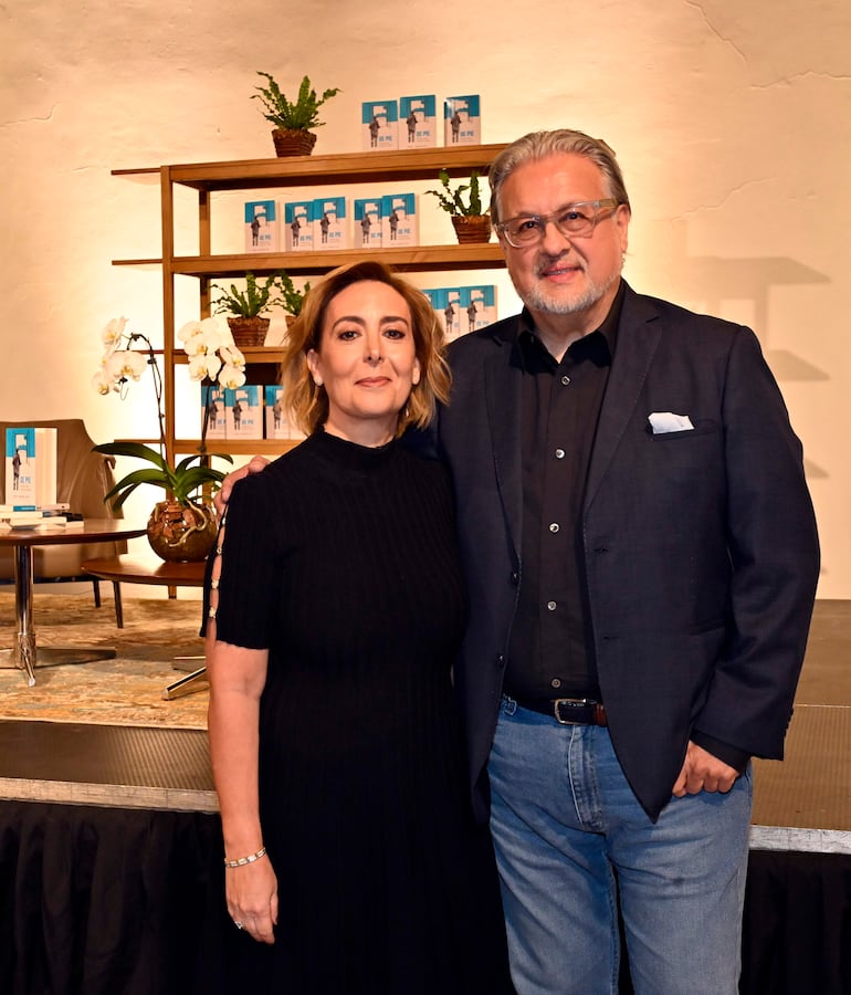 Jorge Mendelzon presenta su libro 'De Pie' en el Centro de Convenciones Mariscal de Asunción