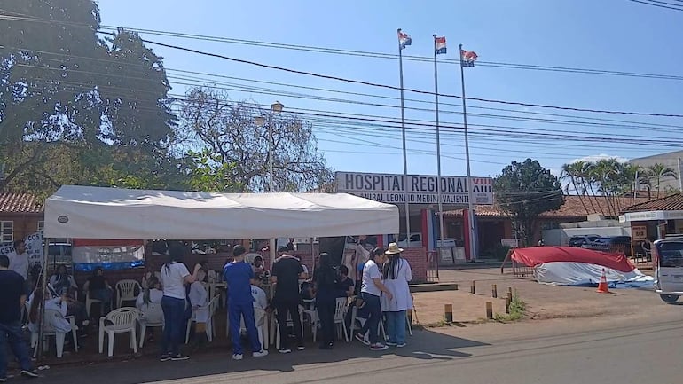 Médicos en huelga concentran frente al Hospital Regional de Pedro Juan Caballero.