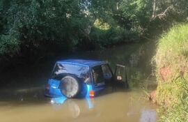 Realizaba maniobras peligrosas y cayó con su camioneta a un arroyo de Cambyretá.