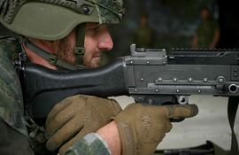 Un soldado holandés se entrena con un arma antes de que el Primer Ministro británico llegue durante una visita a un centro de entrenamiento marino holandés, como parte de la Fuerza Anfibia Conjunta Reino Unido-Países Bajos en Róterdam, al margen de la cumbre de dos días de Jefes de Estado y de Gobierno de la OTAN en La Haya.