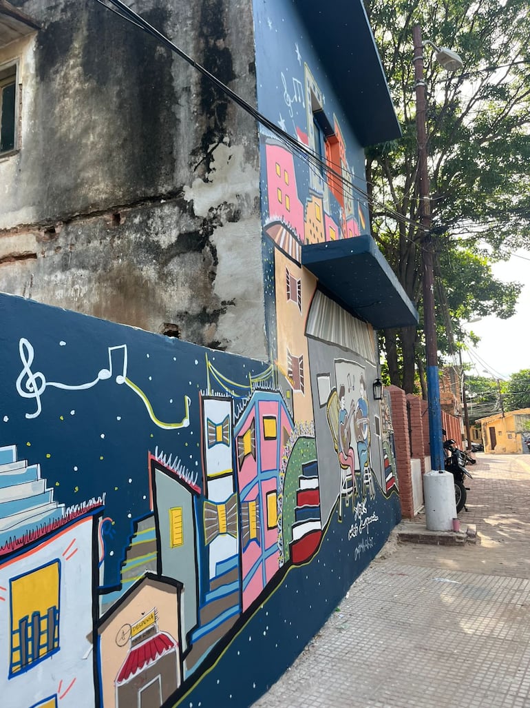 Otra vista del mural que hoy será inaugurado oficialmente en el marco del Premio de Artes Visuales 2025 de la Embajada de Alemania.