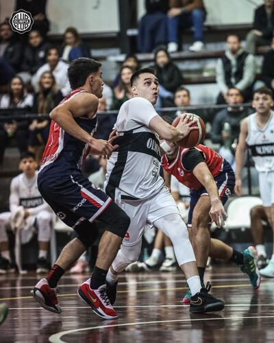 El base de Olimpia, Jorge Martínez ingresa a la llave para convertir uno de sus 13 puntos en el primer partido de los play-offs contra el Atlético Ciudad Nueva. Los Kings consiguieron una holgada victoria de 117-70 y van por la serie mañana.