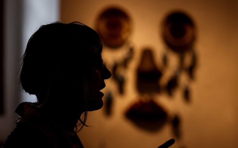 "Ovarios Calvarios", un proyecto de Echeverri, que mezcla cerámica, hecha por la artista, y tres nuevas canciones de Aterciopelados con Vivir Quintana, La Muchacha y Las Añez, que claman contra la violencia machista y sexual. 