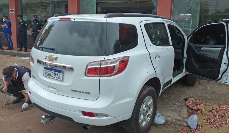 La camioneta en que estaban las víctimas recibió un centenar de impactos de bala y a su alrededor quedaron esparcidas las vainillas servidas.