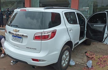 Un agente de Criminalística de la Policía Nacional recoge las 107 vainas de proyectiles de fusil que había la escena del crimen, en Pedro Juan Caballero.