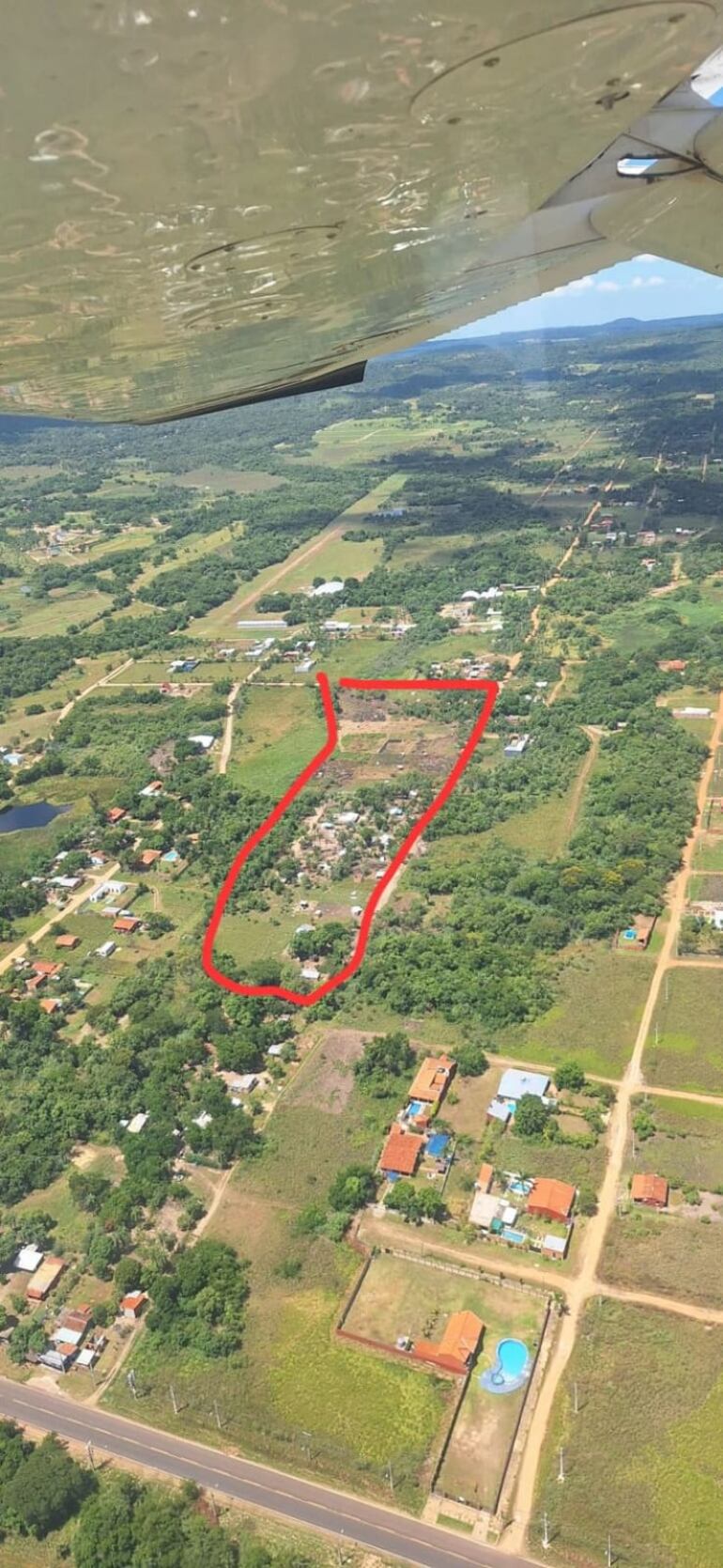 Denuncian la invasión de un predio ubicado en San Bernardino. Imagen aérea del área afectada.