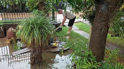 Don Luis Yambay compró una bomba de agua para succionar el agua que queda dentro de su casa.