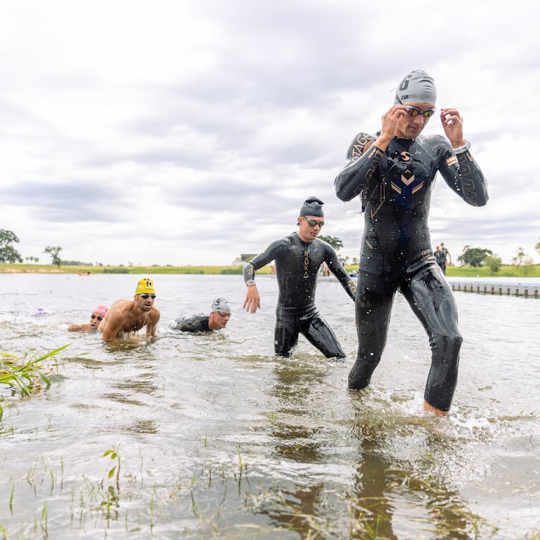Los primeros en la prueba de natación se aprestan a continuar con el ciclismo.