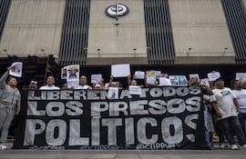Familiares de presos políticos participan en una protesta en las inmediaciones del Ministerio Público en Caracas (Venezuela)