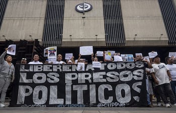 Familiares de presos políticos participan en una protesta en las inmediaciones del Ministerio Público en Caracas (Venezuela)