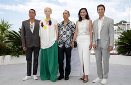 Juan Pablo Urrego, Jeanne Balibar, el director Apichatpong Weerasethakul, Tilda Swinton, y Elkin Diaz posan durante la presentación de "Memoria" en el Festival de Cannes. La actriz escogió un atuendo con los colores de la bandera colombiana.
