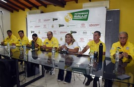Representantes del Centro Paraguayo y Santaniano de Volantes (CPV-CSV), del auspiciante y de la promotora durante el evento.