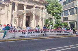 Especialistas aglutinados en el Sindicato Nacional de Médicos protestaron hoy por mejoras salariales frente al Panteón de los Héroes.