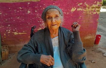 María Dominga León viuda de Mendieta es una de las tres últimas burreritas de Lambaré. Higinio R. Ruiz Díaz.