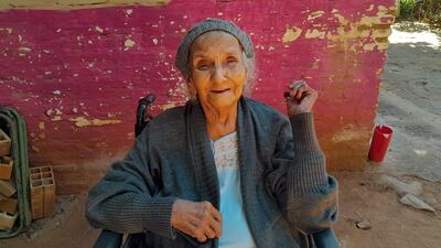 María Dominga León viuda de Mendieta es una de las tres últimas burreritas de Lambaré. Higinio R. Ruiz Díaz.