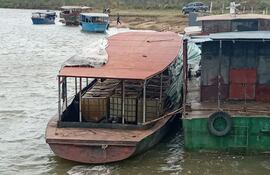 Lancha con tambuchas llenos de combustibles  producto del ordeño, amarrado orillas del río Paraná frente al Puerto de Paso de Patria.