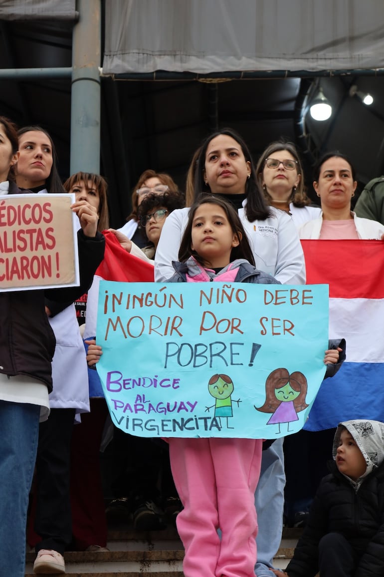 Hasta los niños llegaron a la Basílica de Caacupé con carteles para expresar su apoyo a los médicos y acompañar sus reclamos por una salud pública digna.