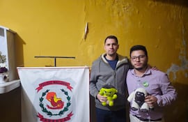 Pablo Callizo y Sebastián Garay son aprehendidos en Asunción tras una manifestación pacífica frente a la vivienda del expresidente Cartes.