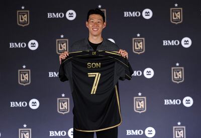Son Heung-min, del Los Angeles Football Club, posa con su camiseta después de ser presentado en una conferencia de prensa en el BMO Stadium, en Los Ángeles, California.