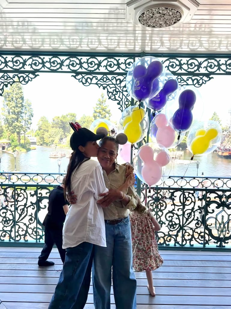 Meghan Markle mimándose con su madre Doria Ragland, mientras Lilibet y Archie juegan en Disney. (Instagram/Meghan Markle)