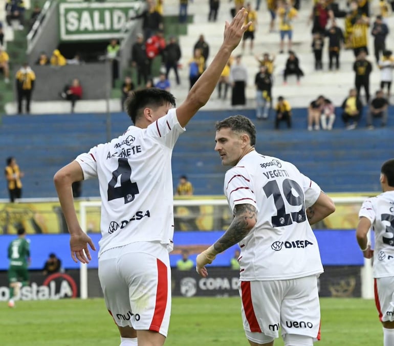 Los jugadores de Cerro Porteño festejan un gol en el partido frente a Guaraní por la fecha 10 del torneo Clausura 2026 de la Primera División de Paraguay en el estadio Defensores del Chaco, en Asunción, Paraguay.