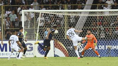 Óscar Giménez (c) define de cabeza para el segundo tanto de Sportivo Trinidense sobre Olimpia en el estadio Villa Alegre de la ciudad de Encarnación por la cuarta fecha del torneo Apertura 2023 del fútbol paraguayo.