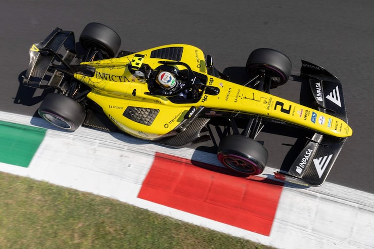 El monoplaza de la escudería Invicta Racing del piloto paraguayo Joshua Duerksen (i) en la carrera sprint de la Fórmula 2 en el Circuito de Monza, Monza, Italia.