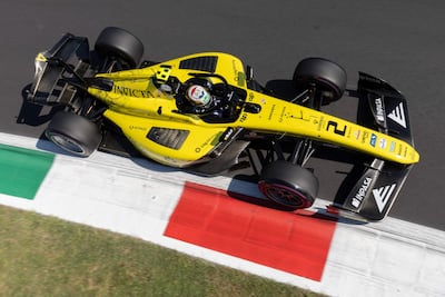 El monoplaza de la escudería Invicta Racing del piloto paraguayo Joshua Duerksen (i) en la carrera sprint de la Fórmula 2 en el Circuito de Monza, Monza, Italia.