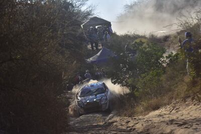 Un auto realiza una tramo de la Etapa 2 del Rally del Chaco 2023.
