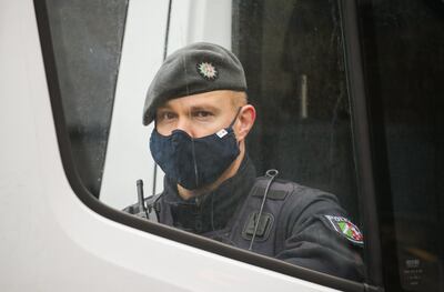 Un policía con mascarilla en una estación de trenes en Frankfurt, Alemania.