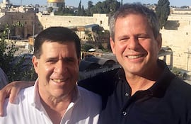 El condenado por lavado de dinero Darío Messer (der) junto a su “hermano del alma” Horacio Cartes.