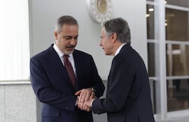 El secretario de Estado de EEUU, Antony Blinken (d) y ministro turco de Exteriores, Hakan Fidan.