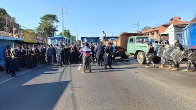 Incidente registrado esta mañana en la ruta PY01 y desvío a San Antonio entre policías y transportistas que exigen bajen los precios de combustible.